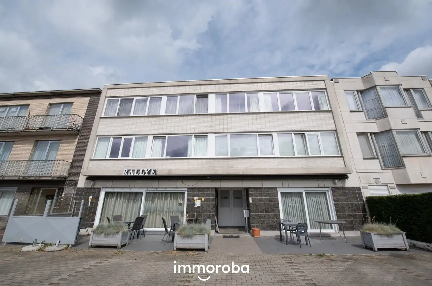 Instapklaar lichtrijk appartement met 2 slaapkamer, garagebox en zéér ruim terras! foto {{pictureIndex}}