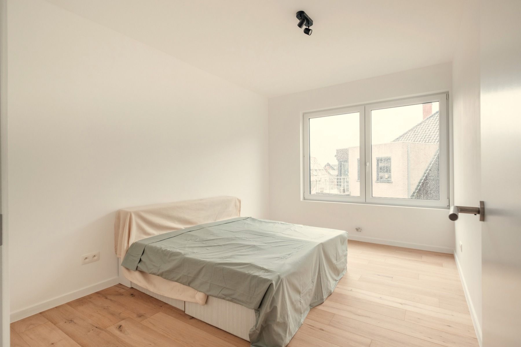 Prachtig gerenoveerd appartement aan de Markt in Gistel. foto 6