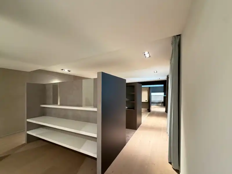 Magazijn met showroom te huur foto 11