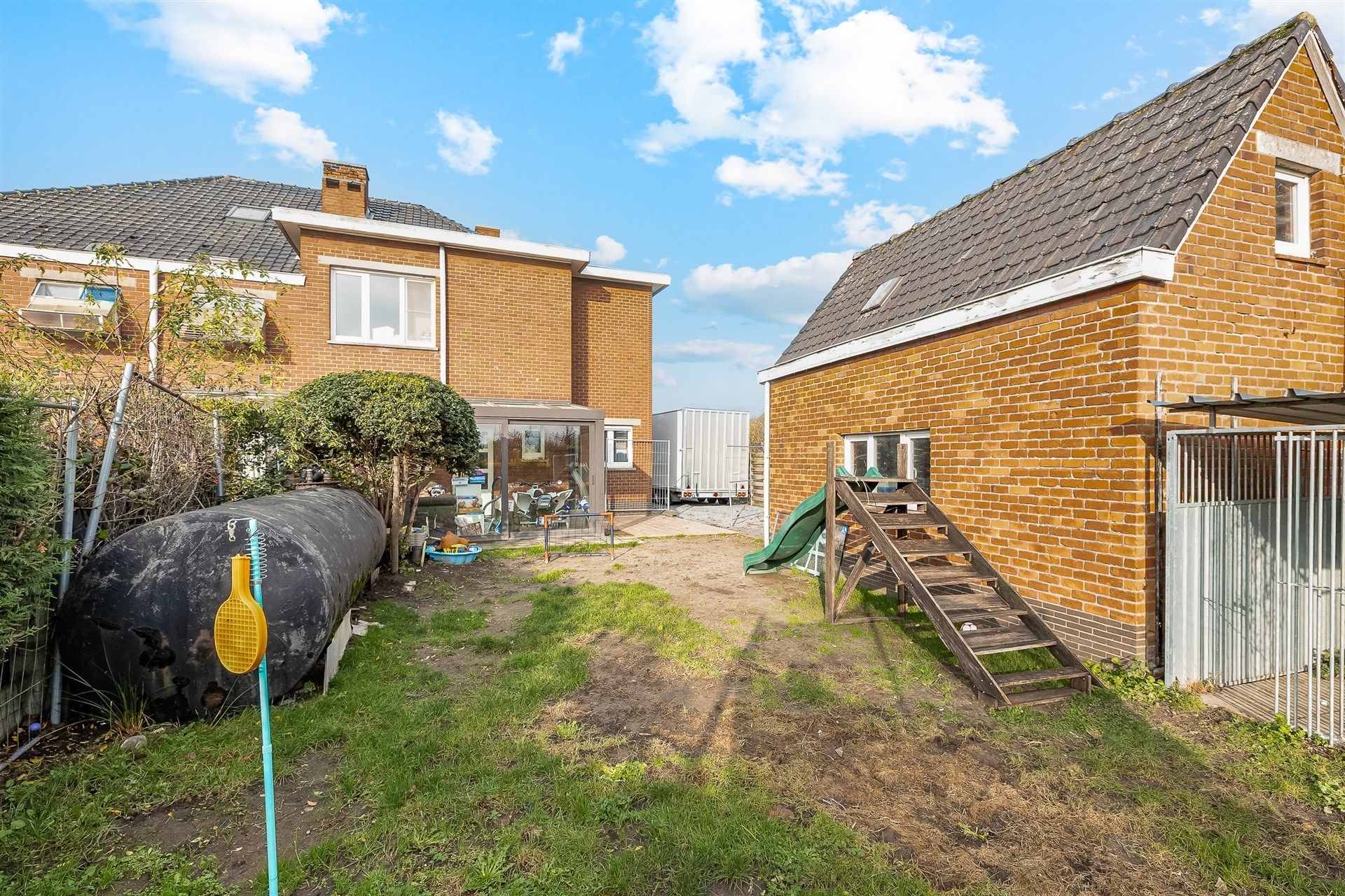 Op te frissen woning met supertoffe tuin, nabij het centrum! foto 4