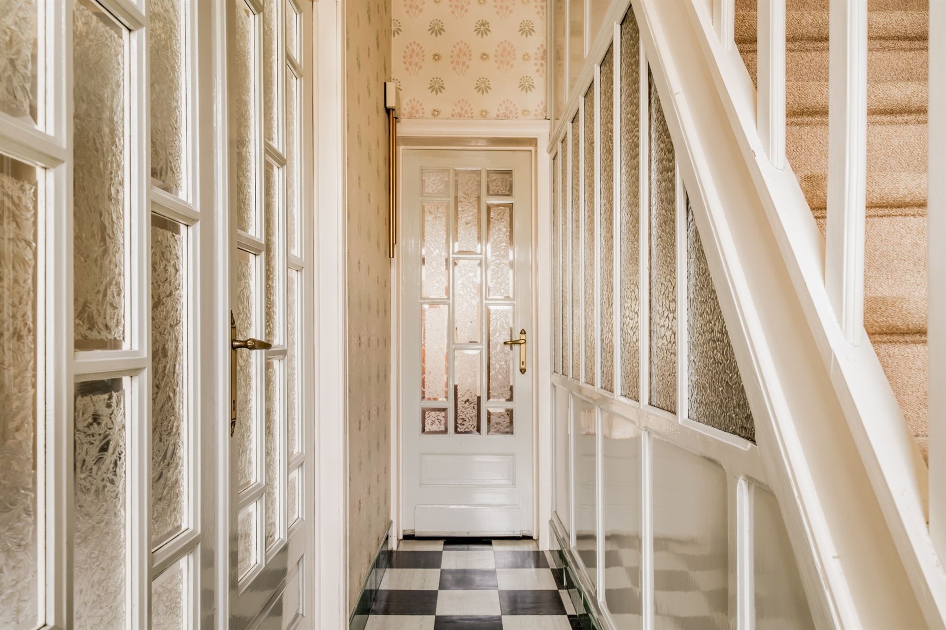 Te renoveren gezinswoning met veel opslagruimte! foto 11