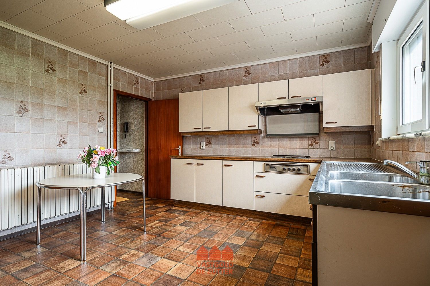 Te renoveren woning met winkel en garage foto 20