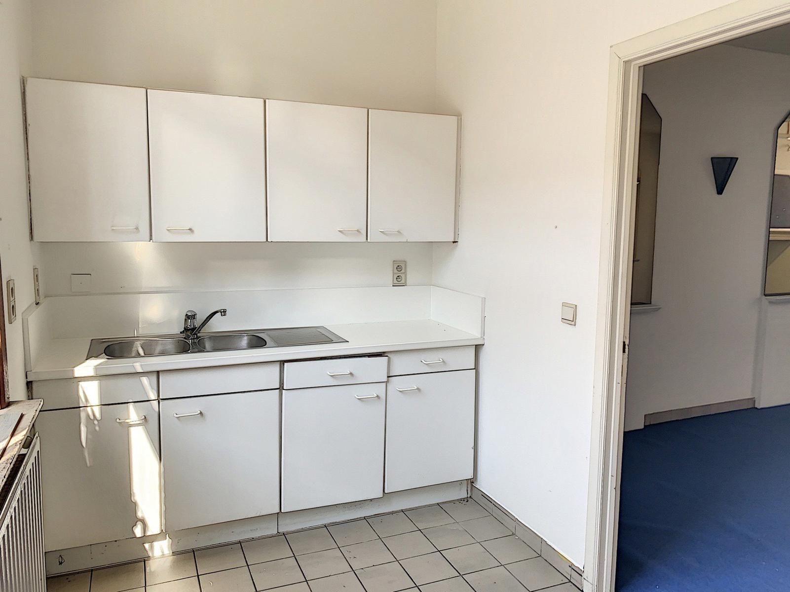 Centraal gelegen handelszaak van ± 67 m² in hartje Maaseik.  foto 9