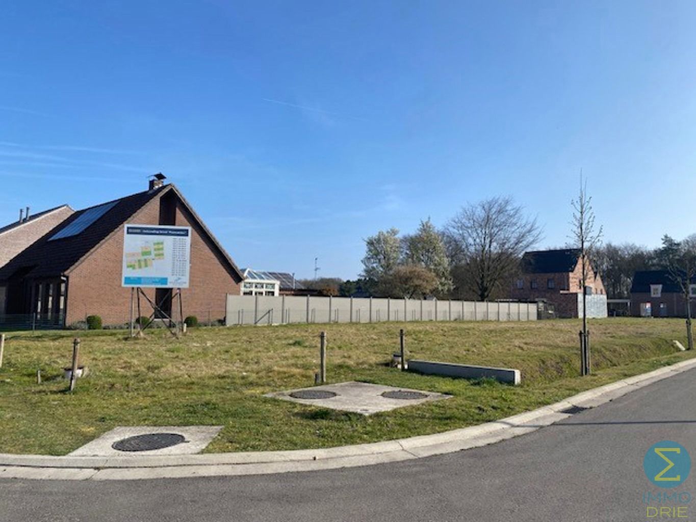 Rustig gelegen bouwgrond voor open bebouwing - 885m² foto {{pictureIndex}}