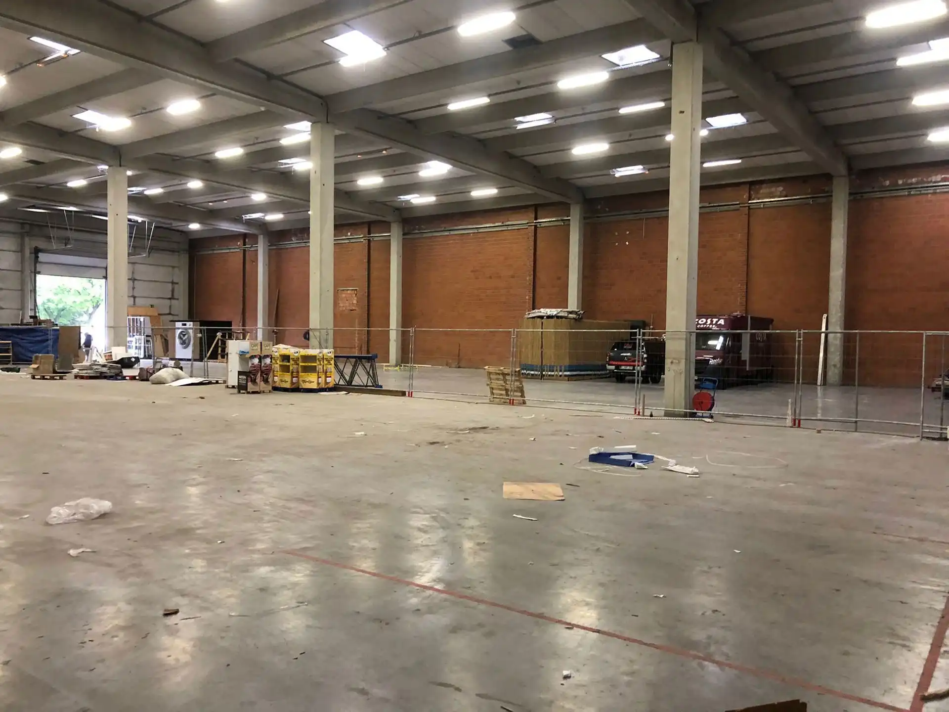 Magazijn met 5 loskades foto 3