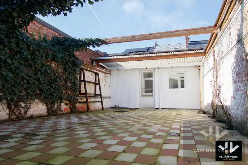 Ruime en goed gelegen te moderniseren rijwoning met gezellige binnekoer, garage en/of atelier foto 25