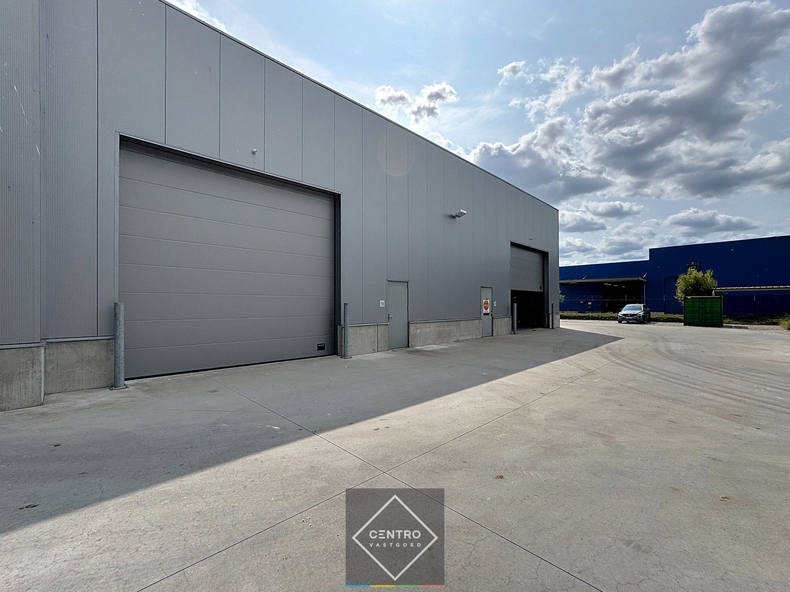 Instapklare OPSLAGRUIMTE (177m² ) met toilet en hoge sectionaalpoort (gemakkelijk toegankelijk met grote vrachtwagens). Op industriezone "Herdersbrug" te Brugge. foto {{pictureIndex}}