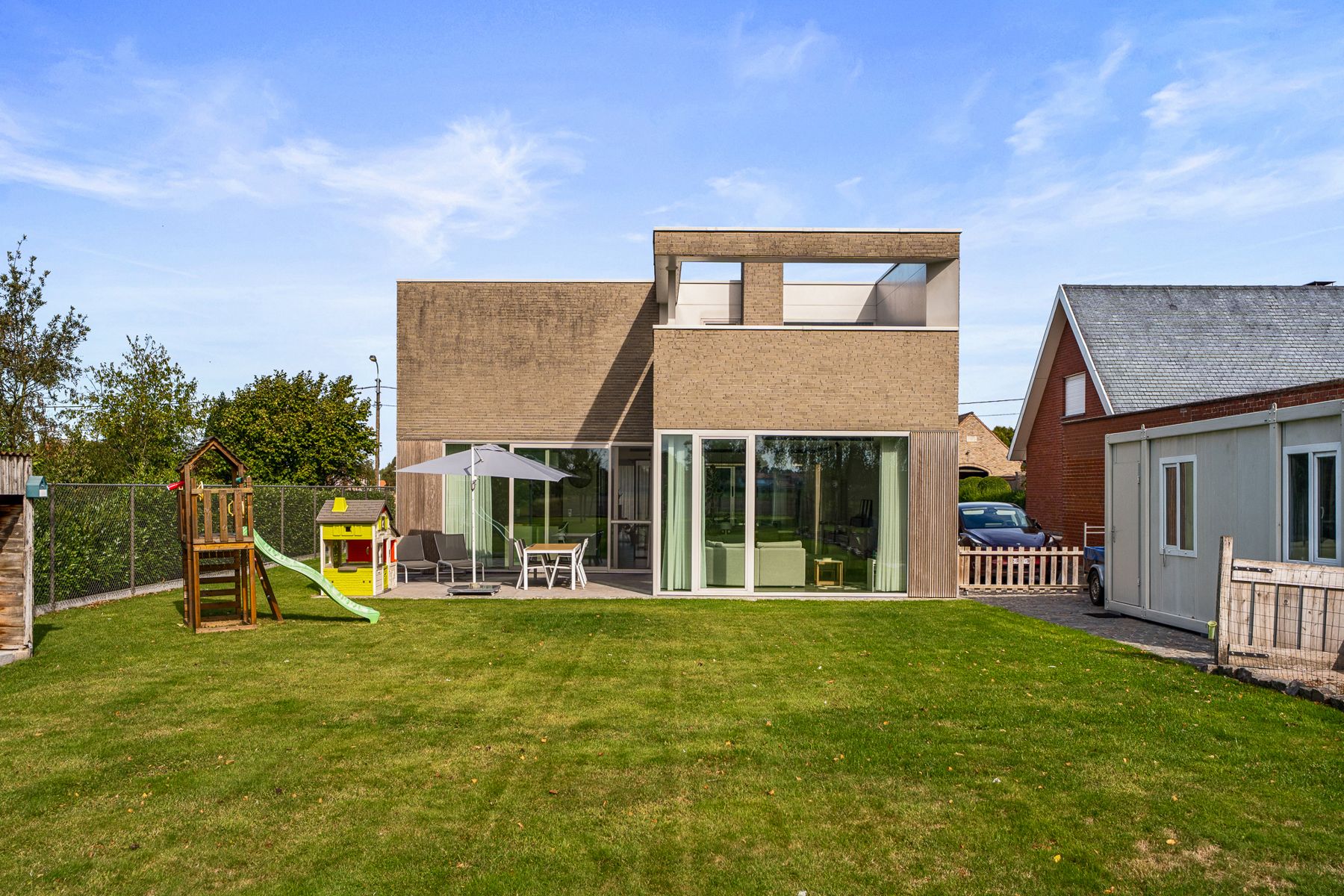 Strakke moderne 4 slpk. villa op ruim ZW perceel! foto 2