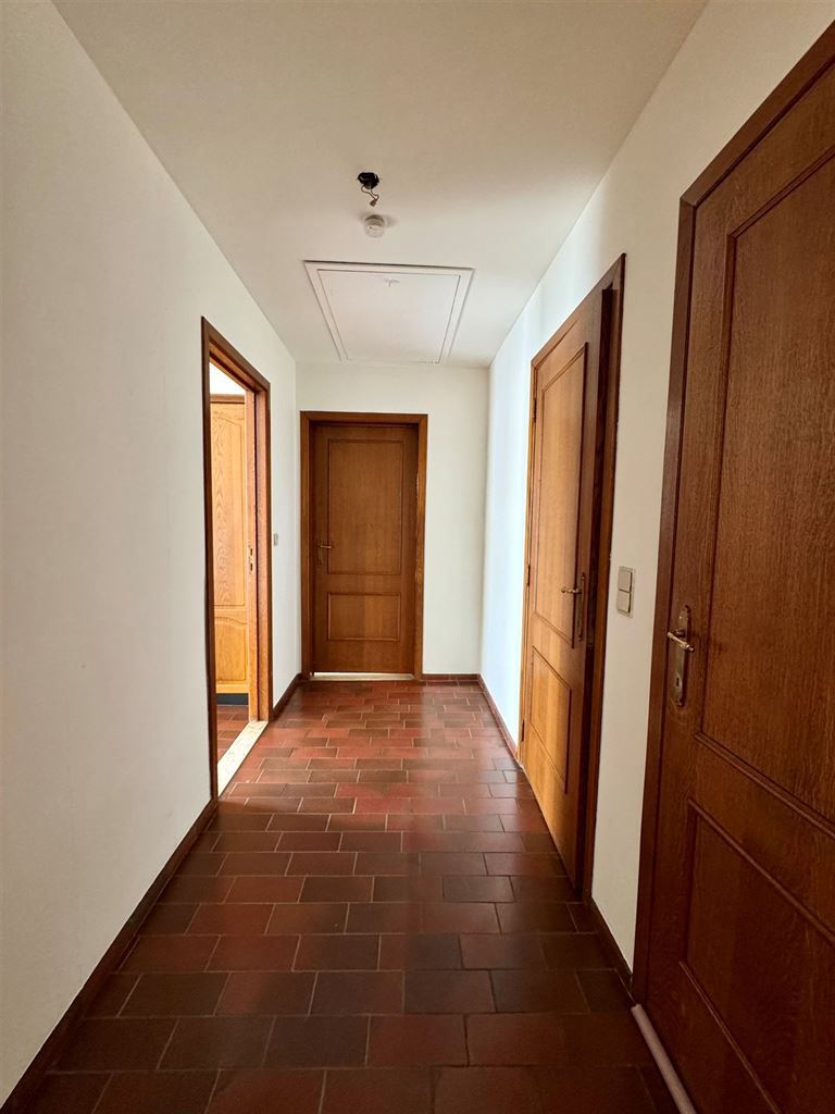 -1-slaapkamer appartement met groot terras nabij het centrum van Maaseik.  foto 4