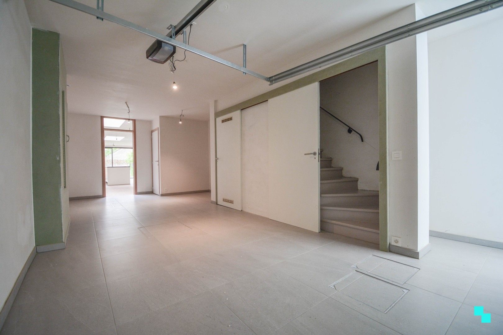 Totaal gerenoveerde woning met garage te centrum Roeselare foto 4