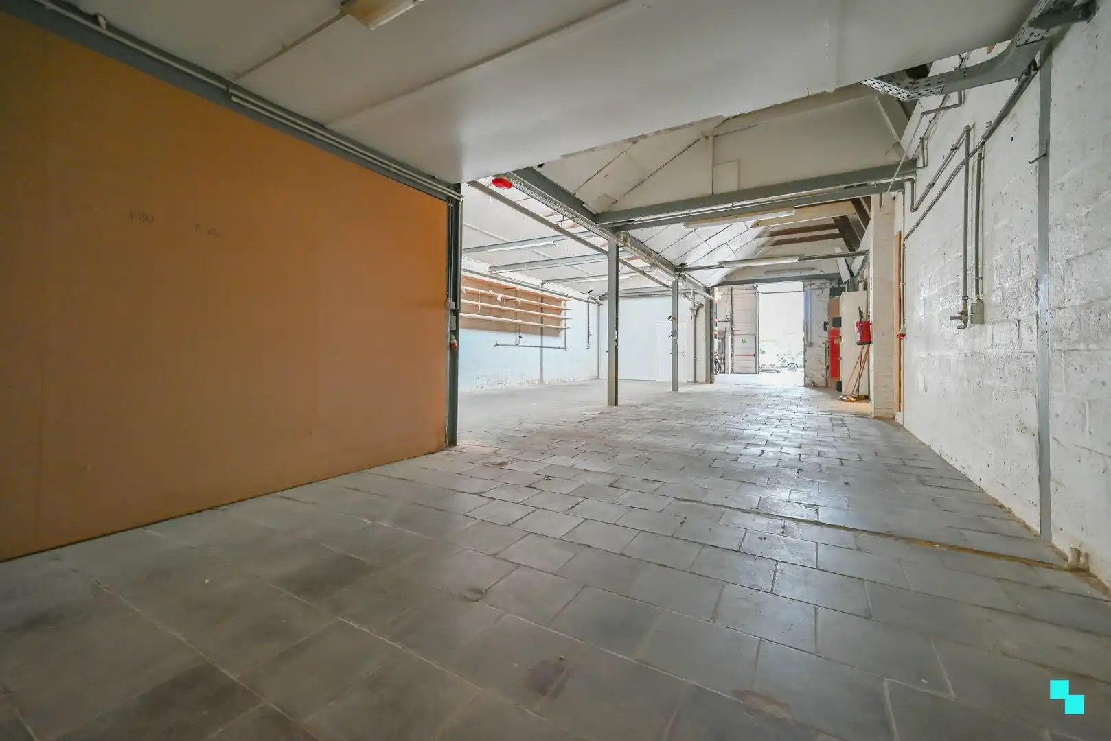 Gunstig gelegen werkplaats / magazijn met bureel en diverse parkeergelegenheid foto 14