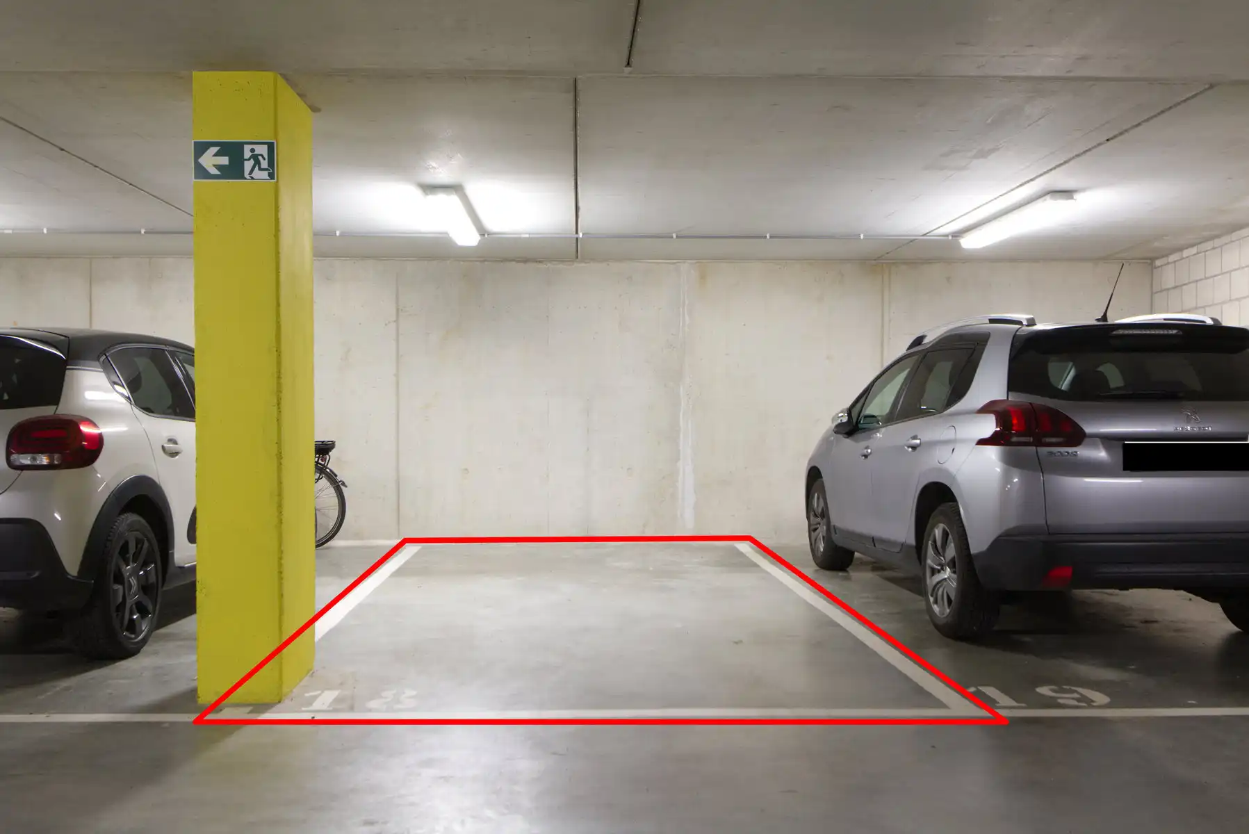 ONDERGRONDSE PARKEERPLAATS - CENTRUM - VEILIG - AUTOLIFT foto 3