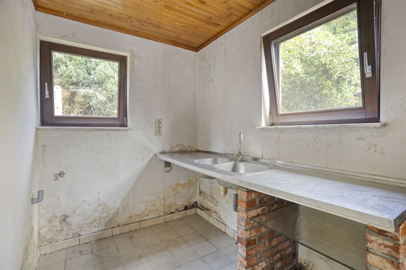 TE KOOP: Te renoveren woning op een perceel van 11a33ca! foto 10