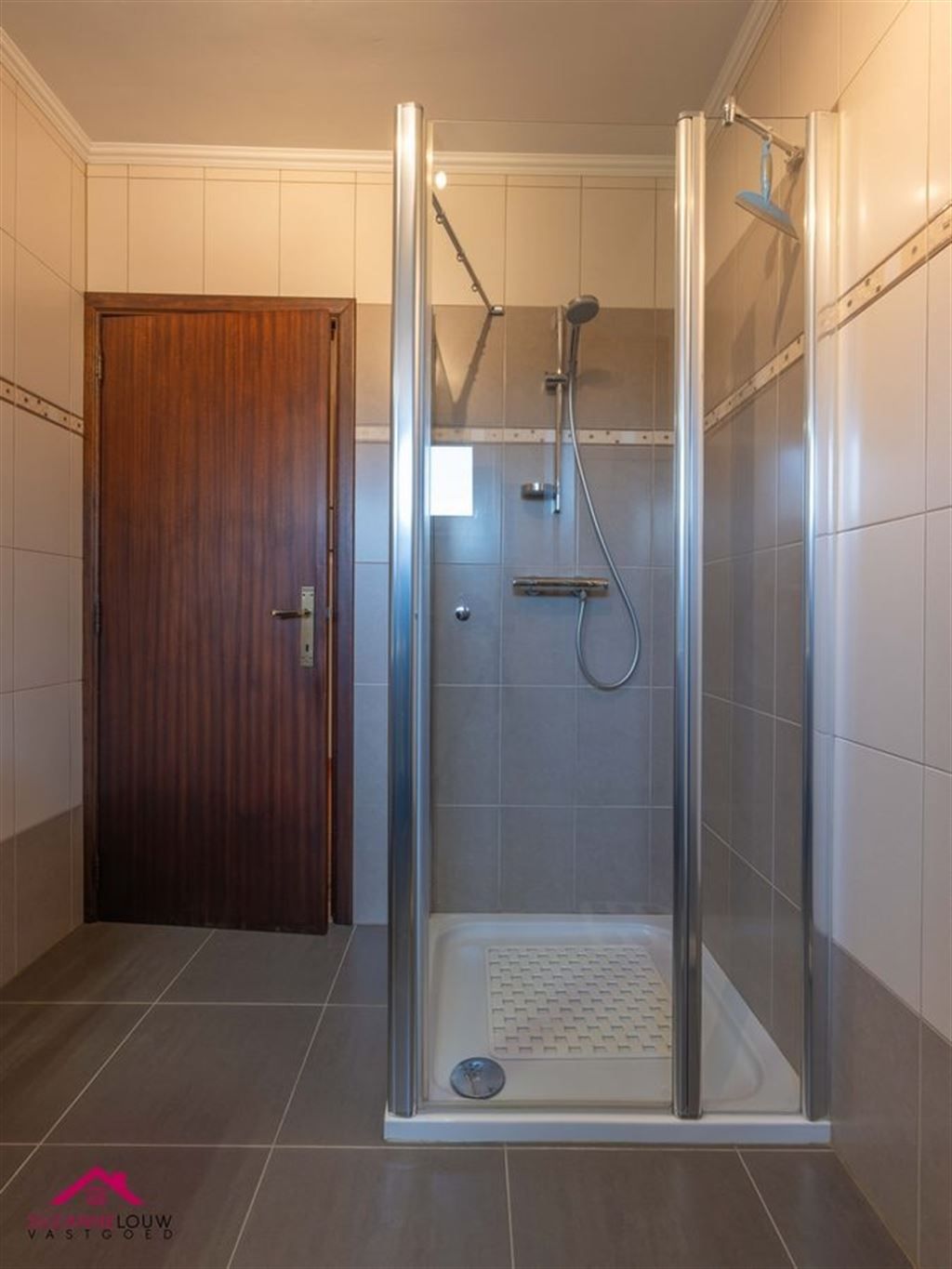 Zeer goed onderhouden, vrijstaande en gelijkvloerse woning foto 31