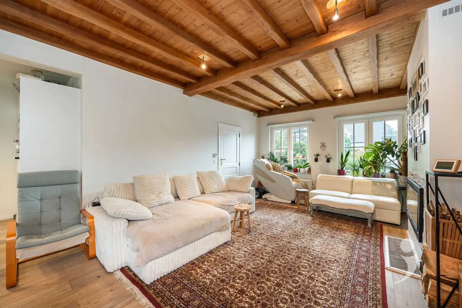 Gerenoveerde bungalow met zwembad in een rustige woonwijk foto 12