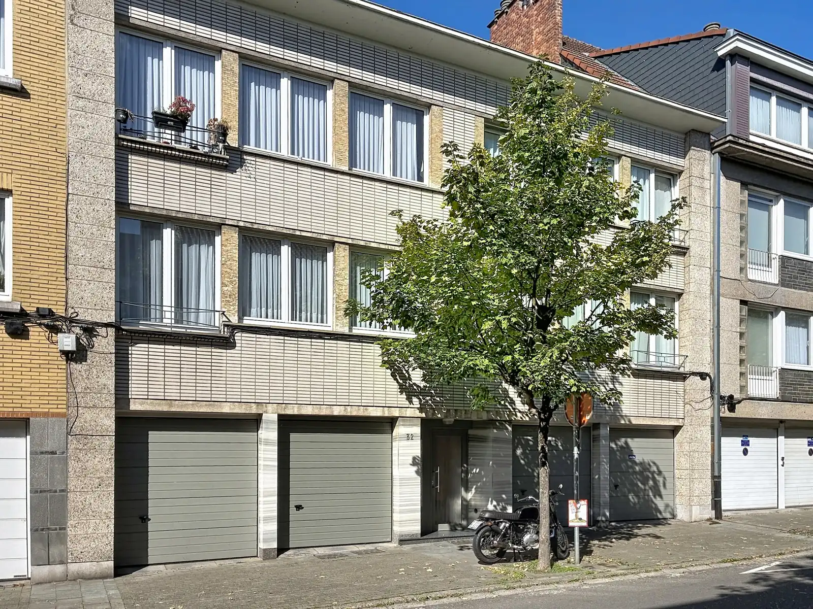 Opbrengsteigendom: 4 appartementen / 2 studio's / 4 garages foto 2