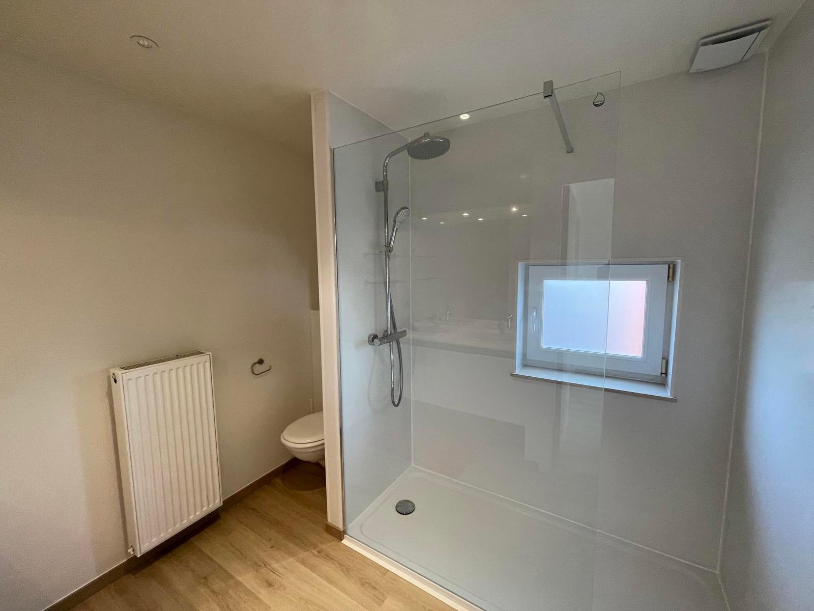 ERONDEGEM - Gerenoveerd duplexappartement met ruim terras. foto 8