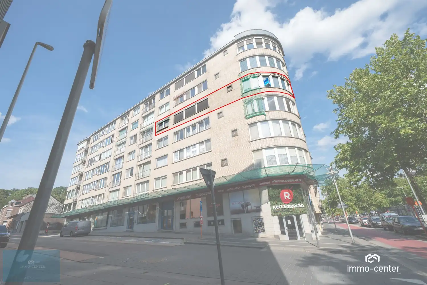 Te huur – Ruim 2-slaapkamerappartement met autostaanplaats in het centrum van Genk foto 2