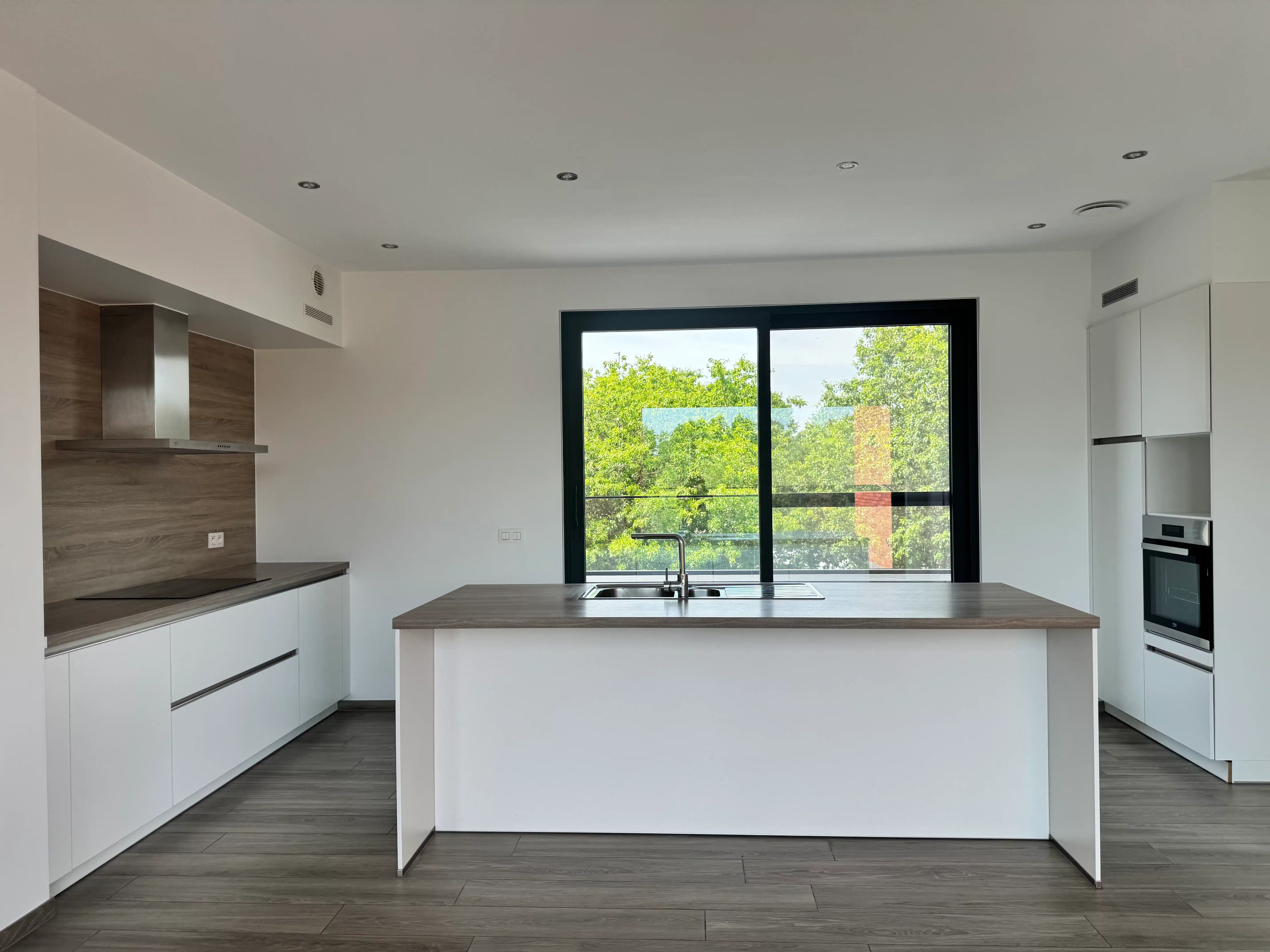 Modern appartement met 2 slaapkamers en 2 autostaanplaatsen foto {{pictureIndex}}