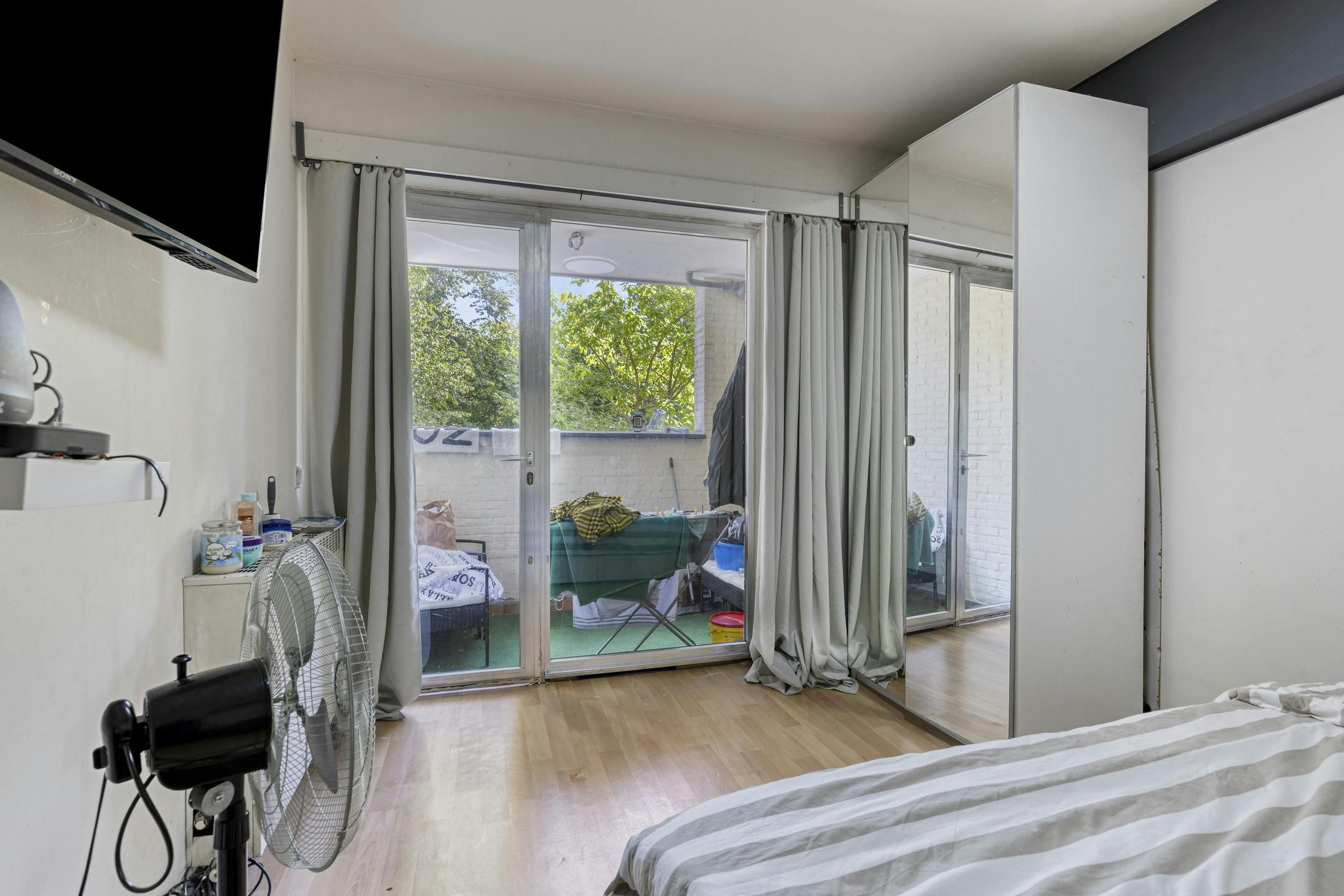 Op te frissen appartement met terras te koop in Berchem foto 8