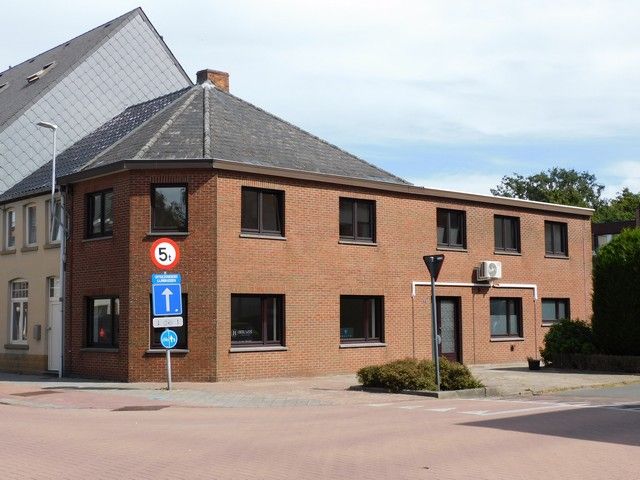 Volledig gerenoveerde gezinswoning met 5 slaapkamers foto {{pictureIndex}}