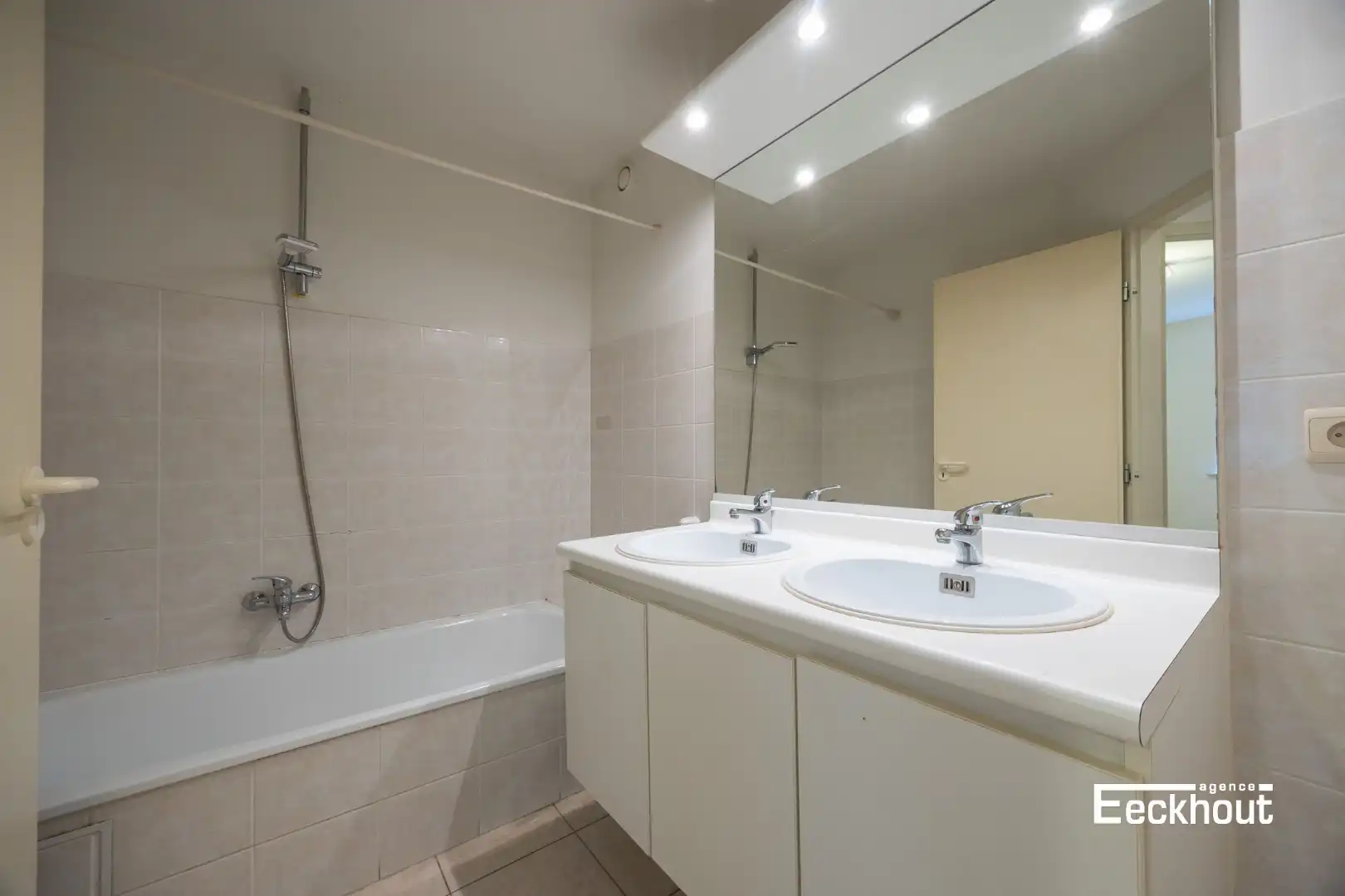 Instapklaar 2 slaapkamer appartement met terras in Oostende foto 8