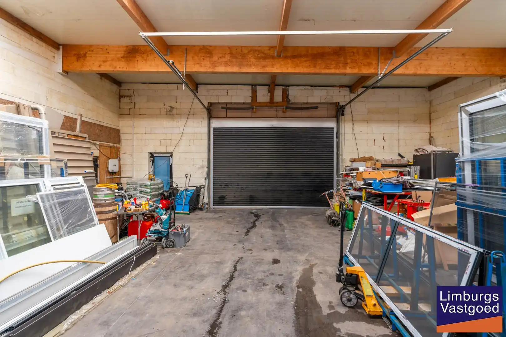 Bedrijfsgebouw met toonzaal, kantoren, magazijn en woonst - groot 700m²  foto 45