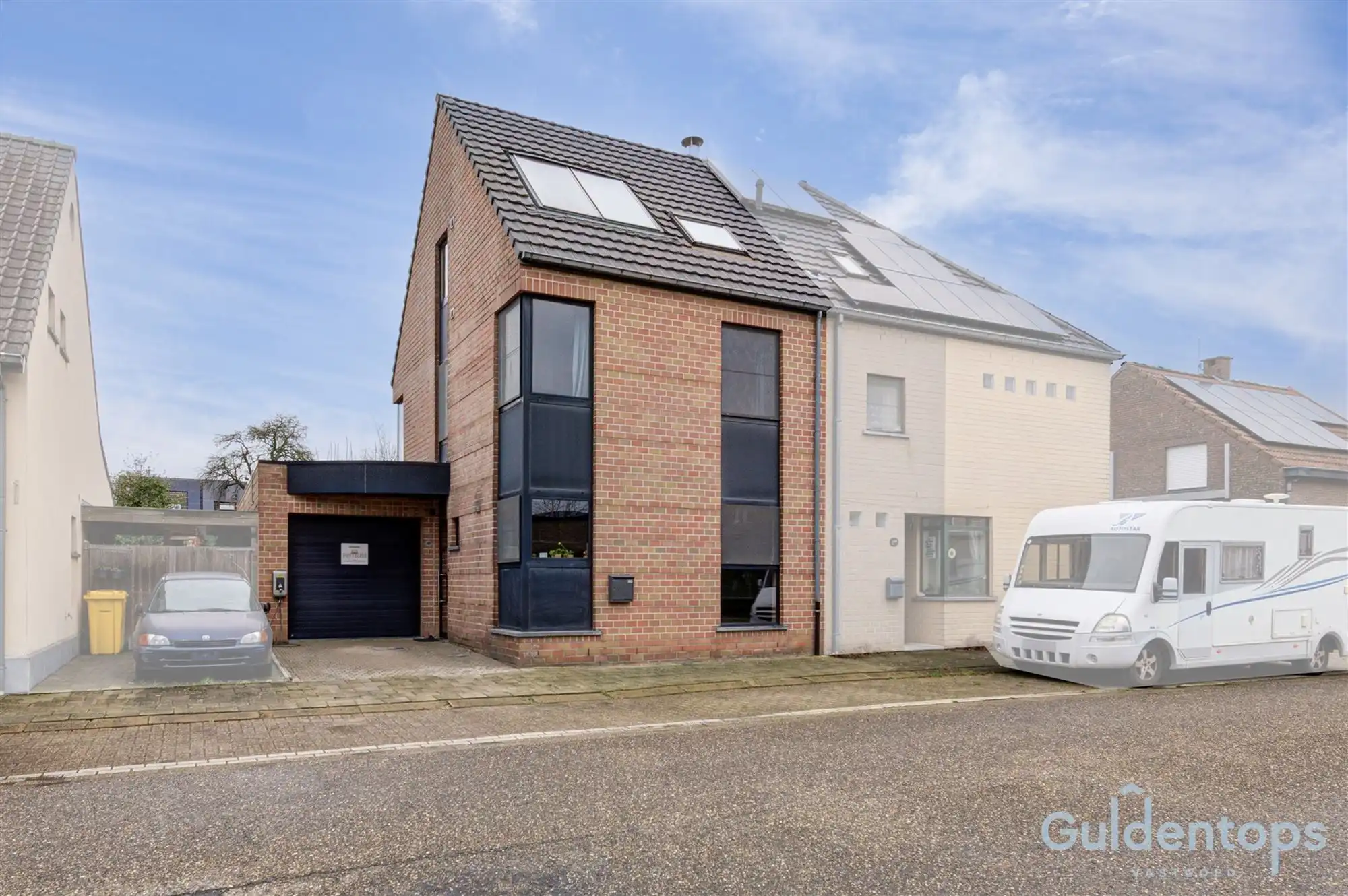 Zeer ruime instapklare half open woning met zwembad foto 7