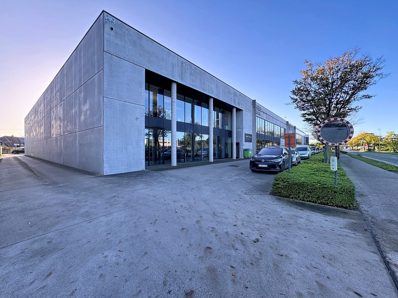 Exclusieve KANTOORRUIMTE (380 m²) met UITSTRALING op toplocatie (op 500m van autosnelwegen), voorzien van modern comfort en maximale zichtbaarheid te Loppem! foto 17