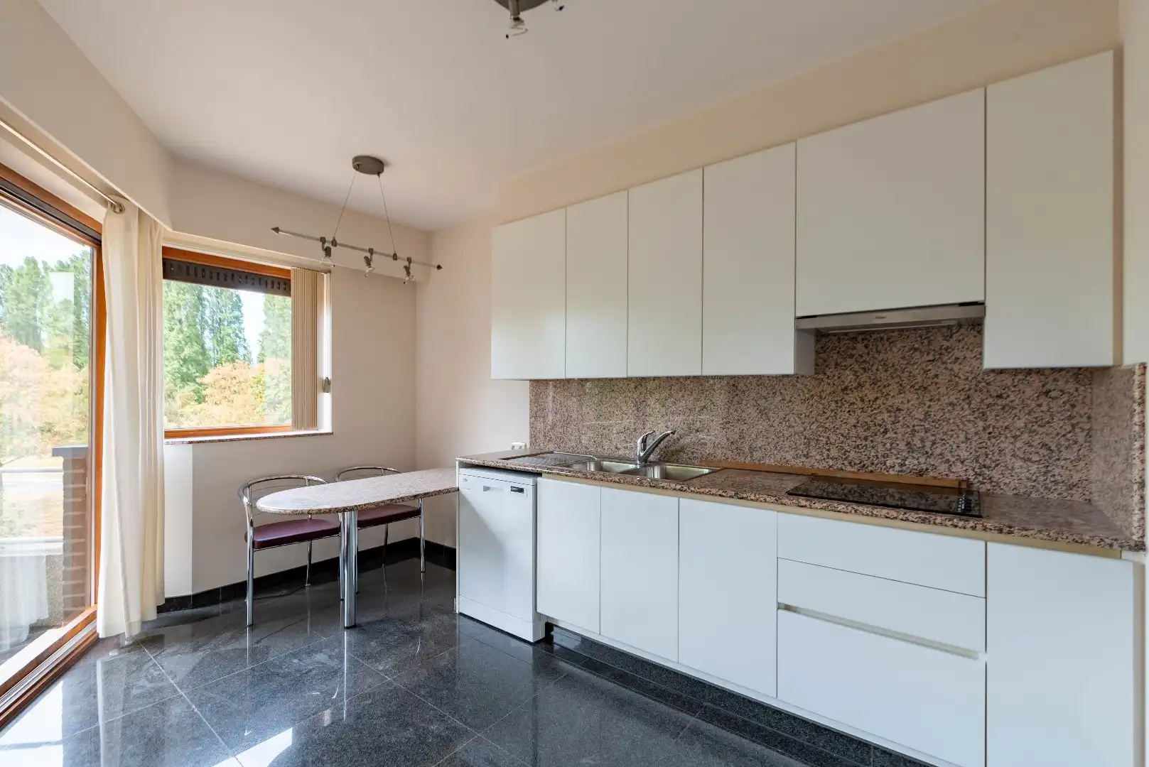 Ruim 2-slaapkamerappartement met twee terrassen en autostaanplaat foto 4