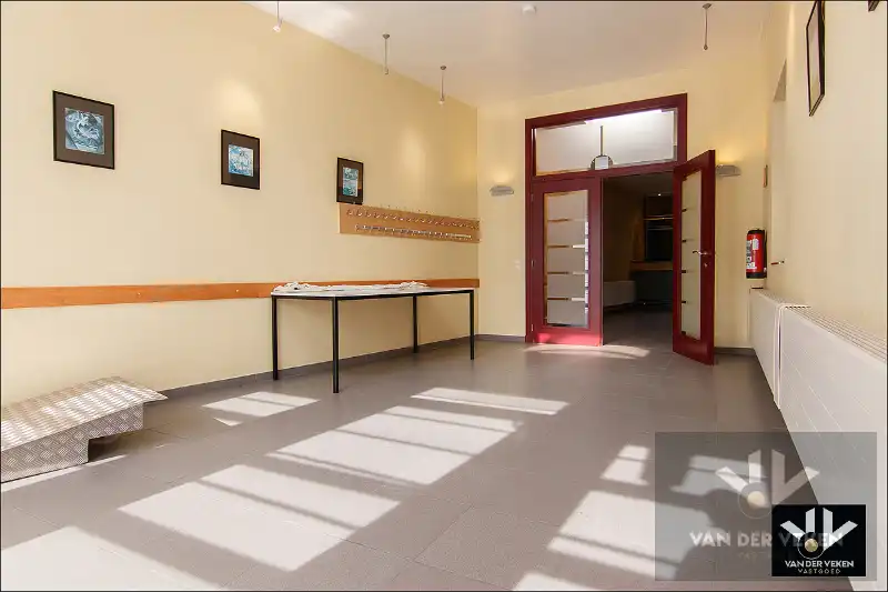 Opbrengsteigendom bestaande uit drie entiteiten: feestzaal/dienstencentrum, kantoorruimte en een duplexappartement kort aan de school en in het centrum van Paal, op een steenworp van het op- en afrittencomplex van de autosnelweg E313! foto 18