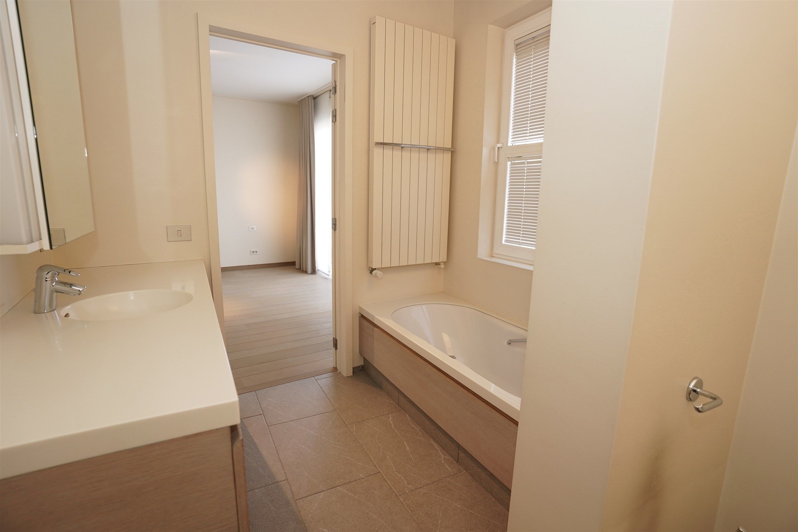 Luxeappartement met 2 slpks, 2 badk, dressing & staanplaats foto 13