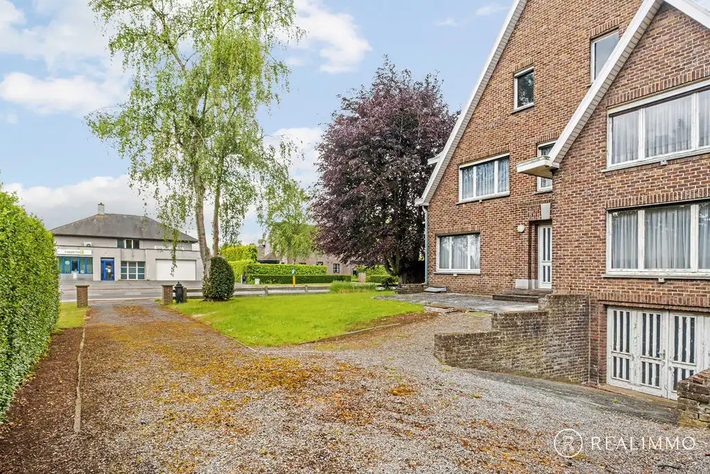Ruime te renoveren woning met dubbele garage! foto 9