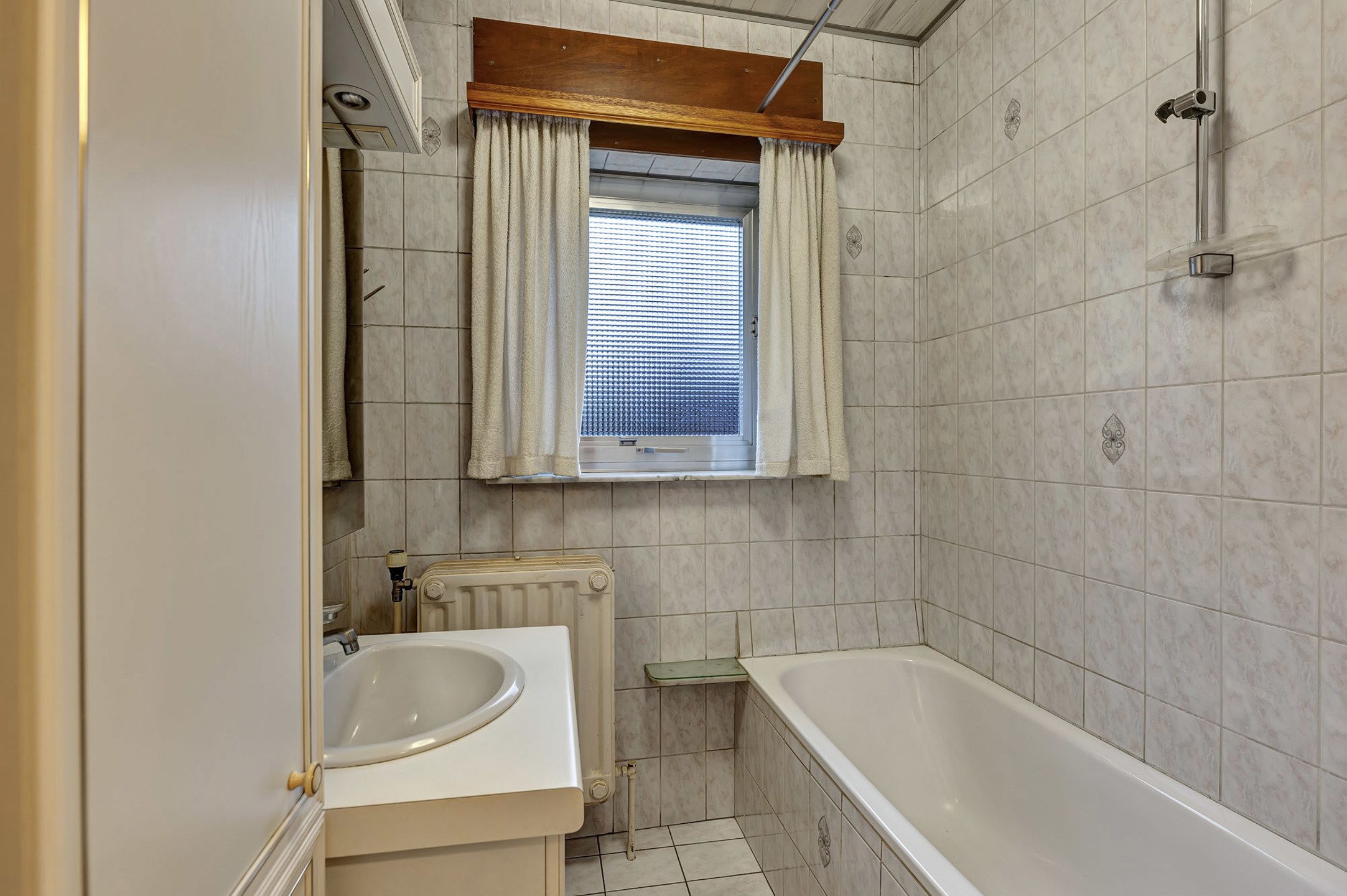 Ruime te renoveren woning met garage en veel potentieel foto 10