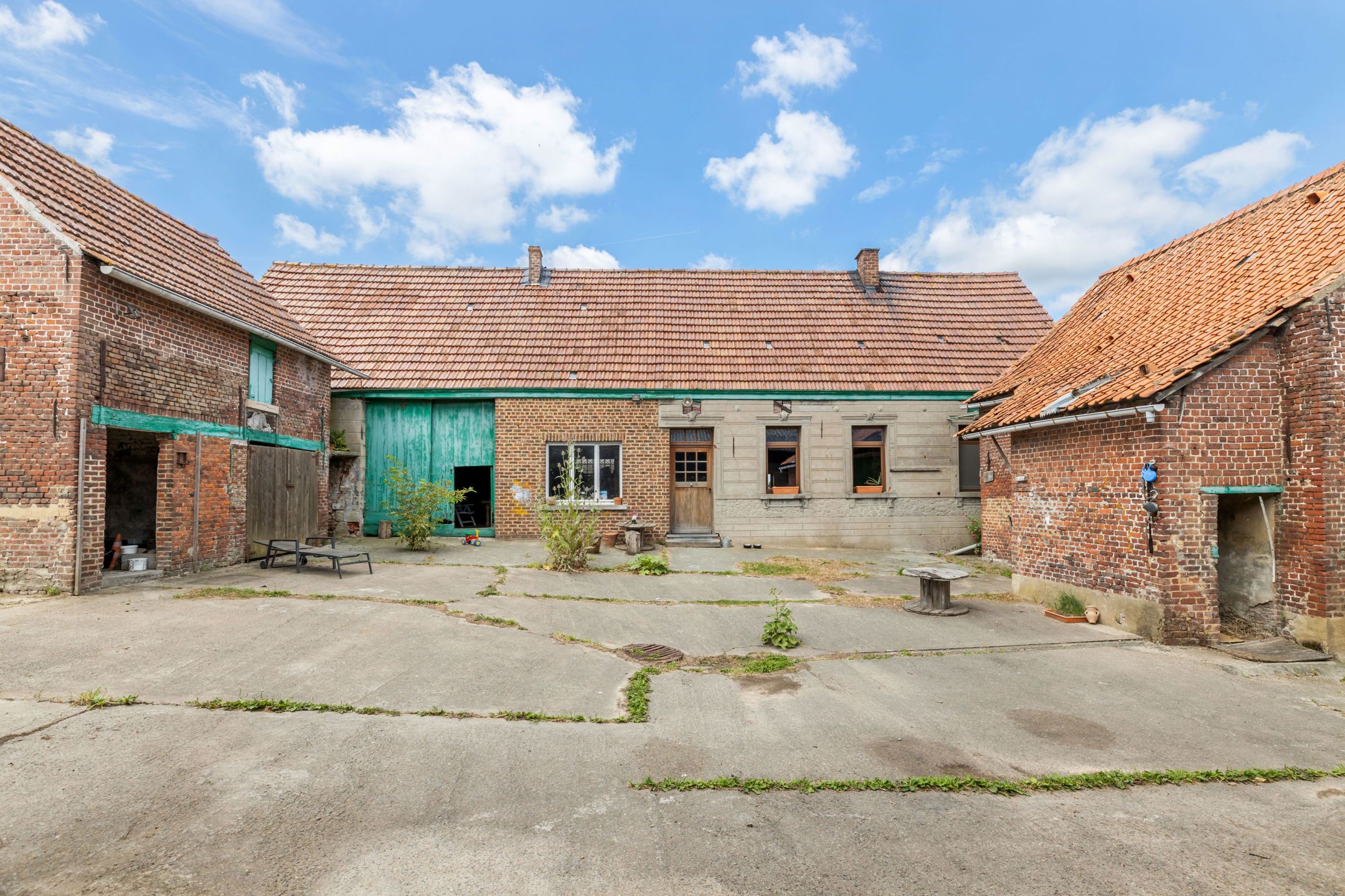 Te renoveren hoeve met schuur, loods en prachtige zichten foto 3
