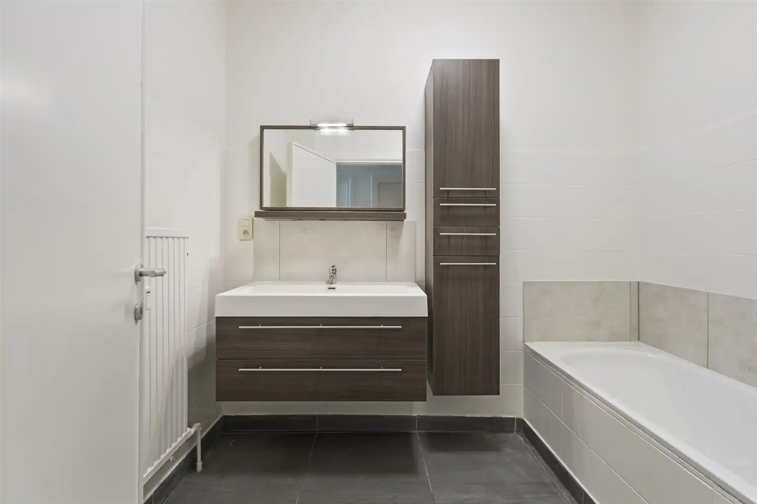 Instapklaar, gerenoveerd appartement met 3 slaapkamers, 2 terrassen en ruime garagebox gelegen op een toplocatie in het centrum van Maaseik, nabij de markt & met zicht op het Kerkplein. foto 16