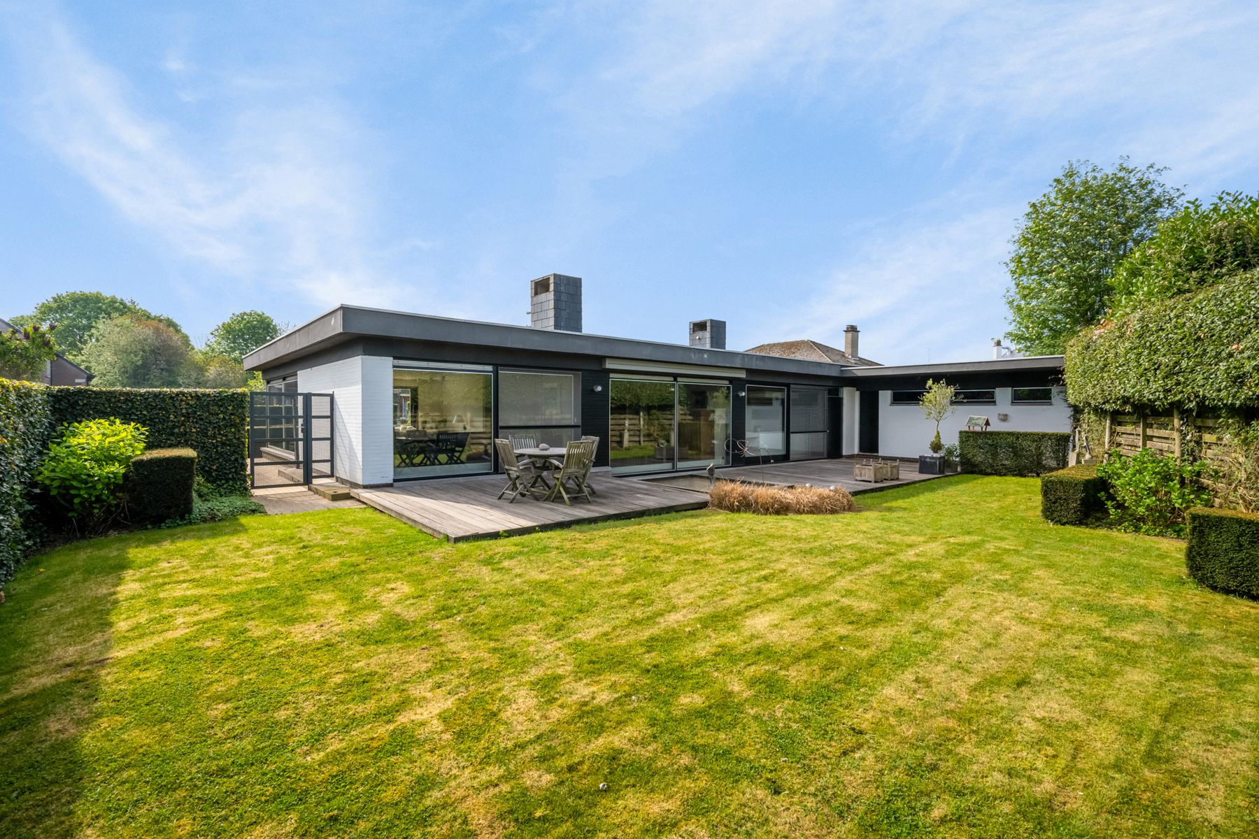 Hoofdfoto van de publicatie: Unieke architecturale bungalow met 4 slpk 