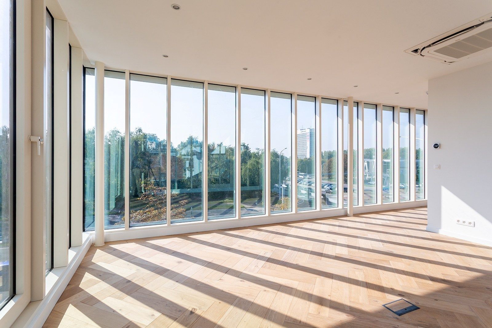 Architecturaal kantoorgebouw op absolute zicht locatie!  foto 19