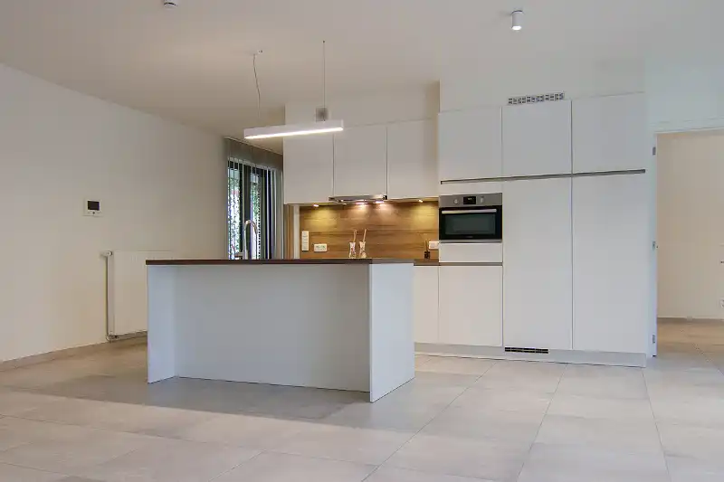 Moderne serviceflat met 2 ruime slaapkamers, 2 badkamers en een uitnodigend terras op een TOP locatie in het centrum van Hasselt foto {{pictureIndex}}