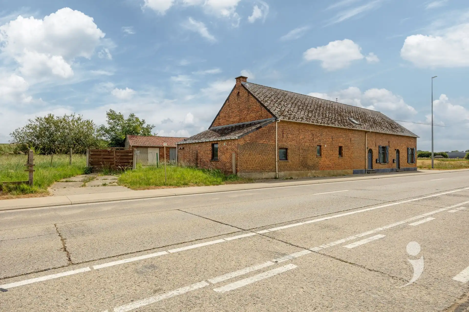 Te renoveren woning met veel potentiëel foto 30
