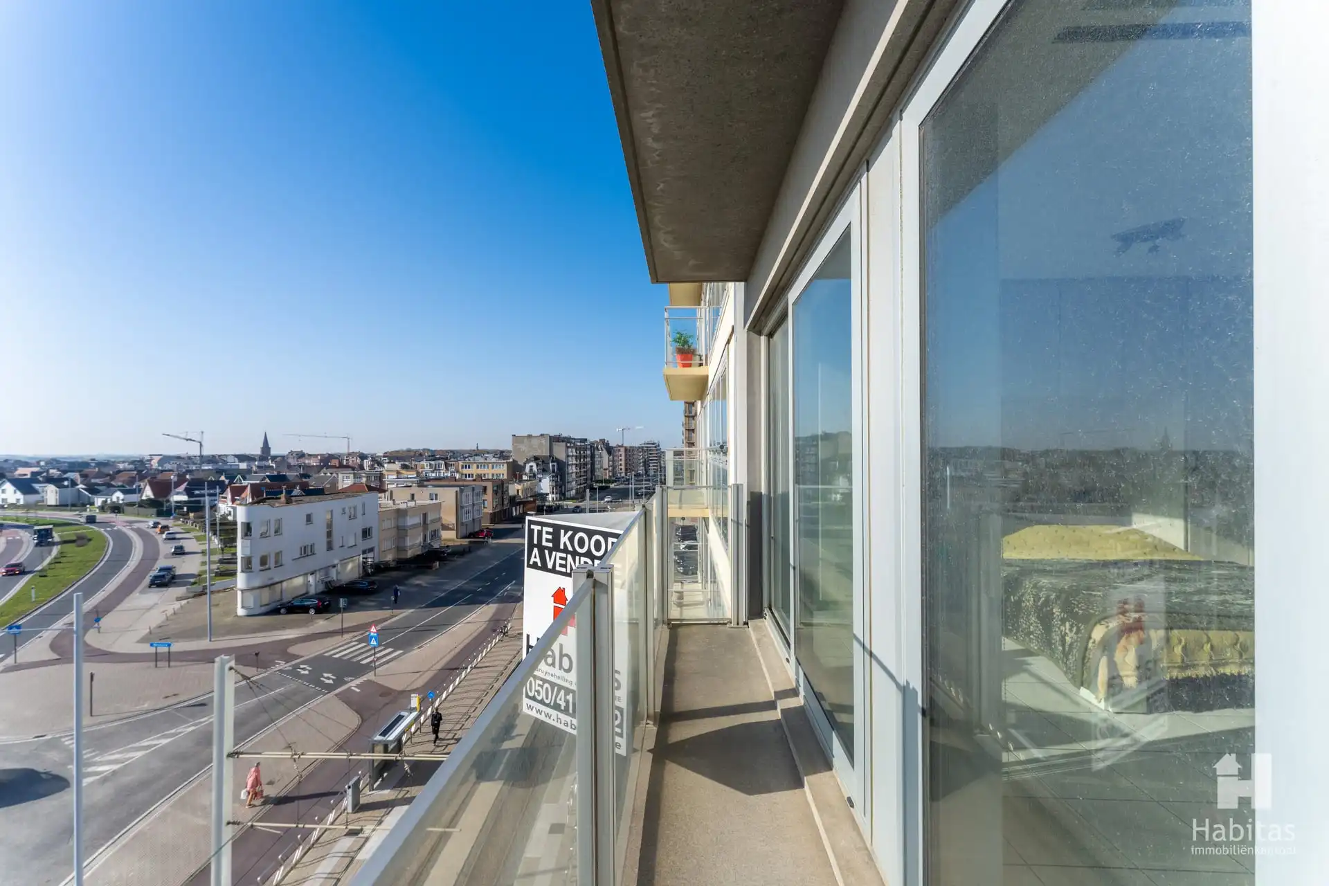 Ruim hoekappartement met panoramisch zee-, duinen- en polderzicht foto 10