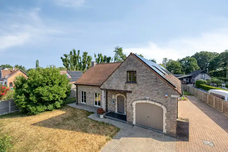 Ruime instapklare villa met 4 slaapkamers op 1.027 m² foto {{pictureIndex}}