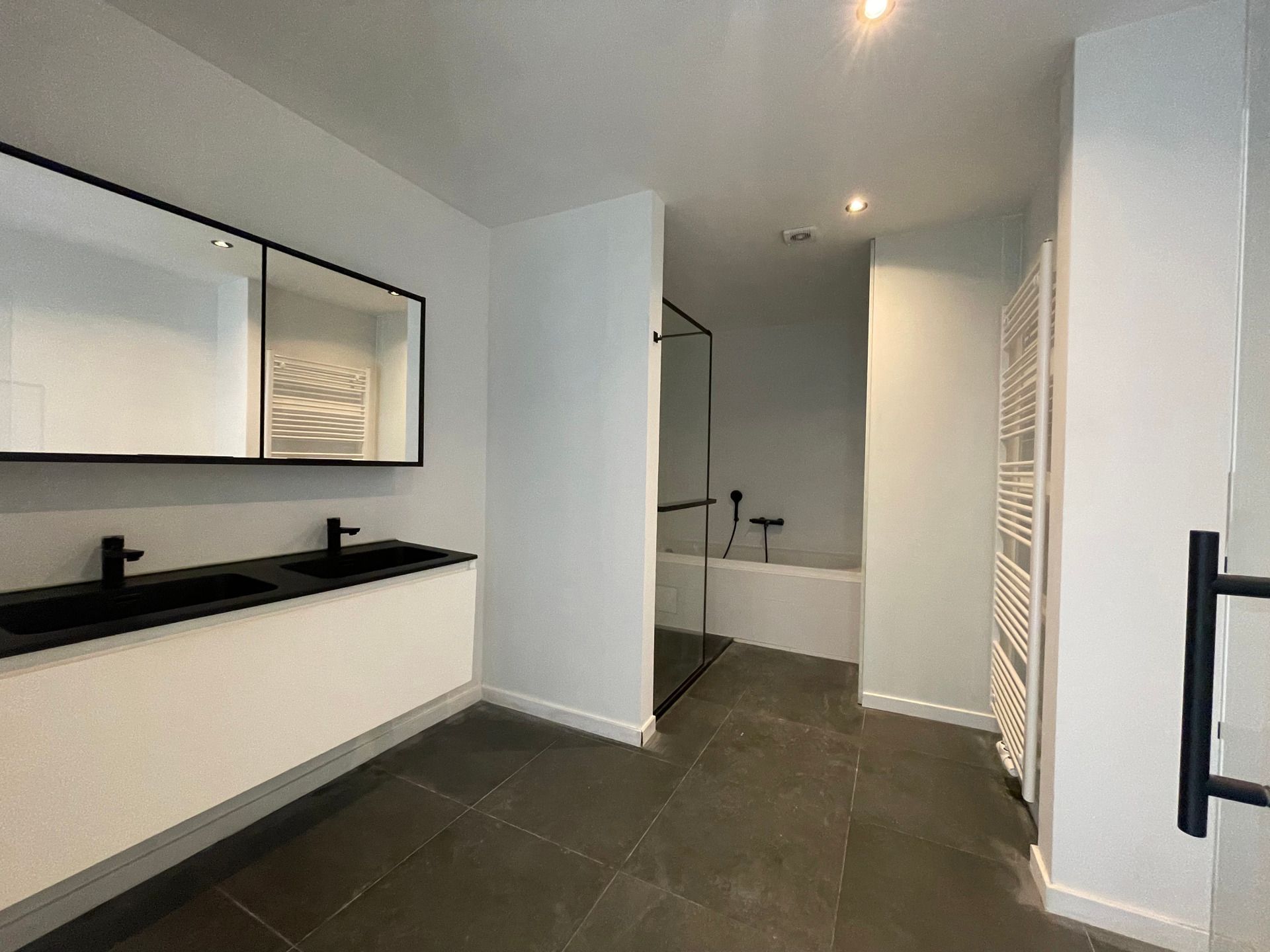 Vernieuwd 2-slpk appartement met tuin in centrum Herzele foto 9