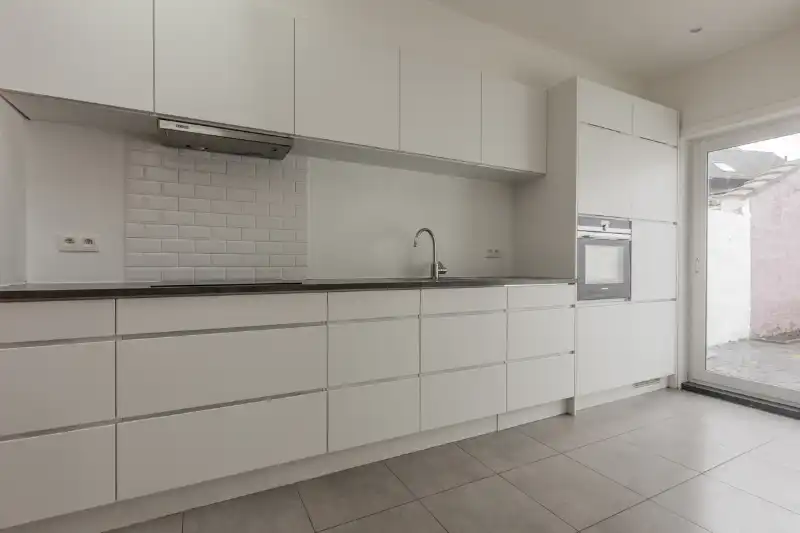 Instapklare, centraal gelegen woning met 3 slaapkamers en gezellig tuinterras (elektriciteit GOEDGEKEURD, EPC- label B, zonneboiler, airco...)... foto 2