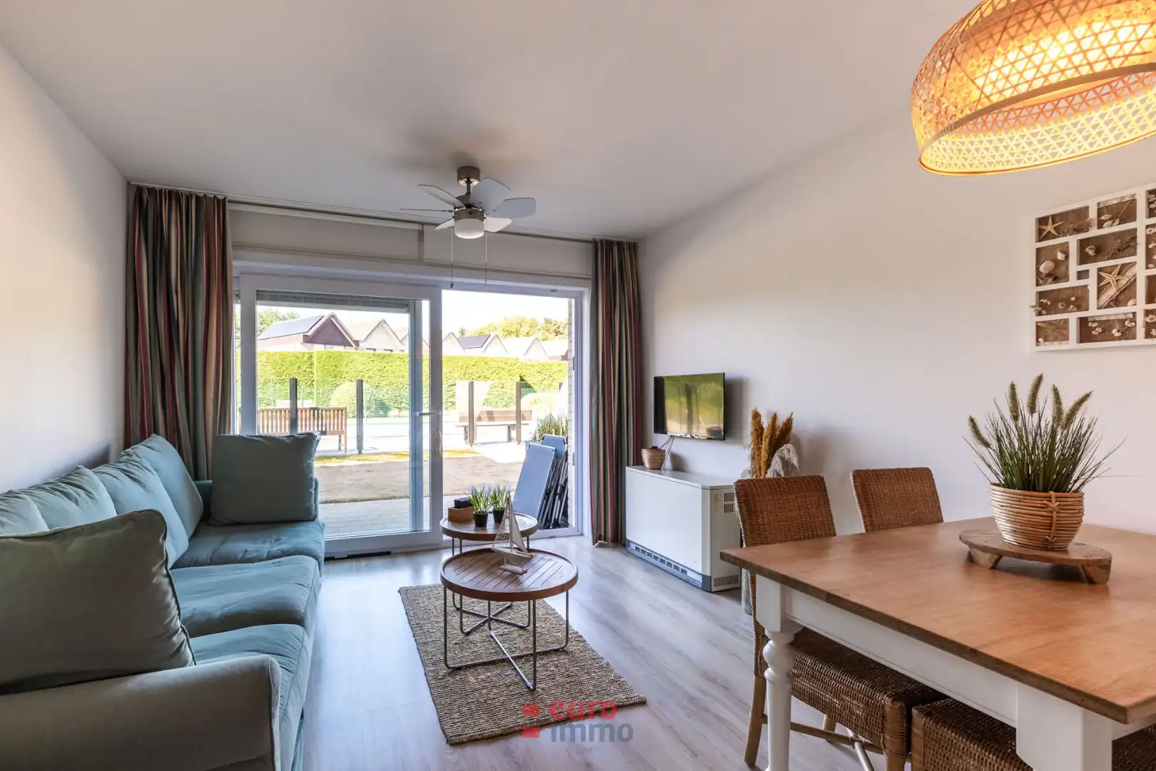 Gelijkvloerse studio met ruim terras. foto {{pictureIndex}}