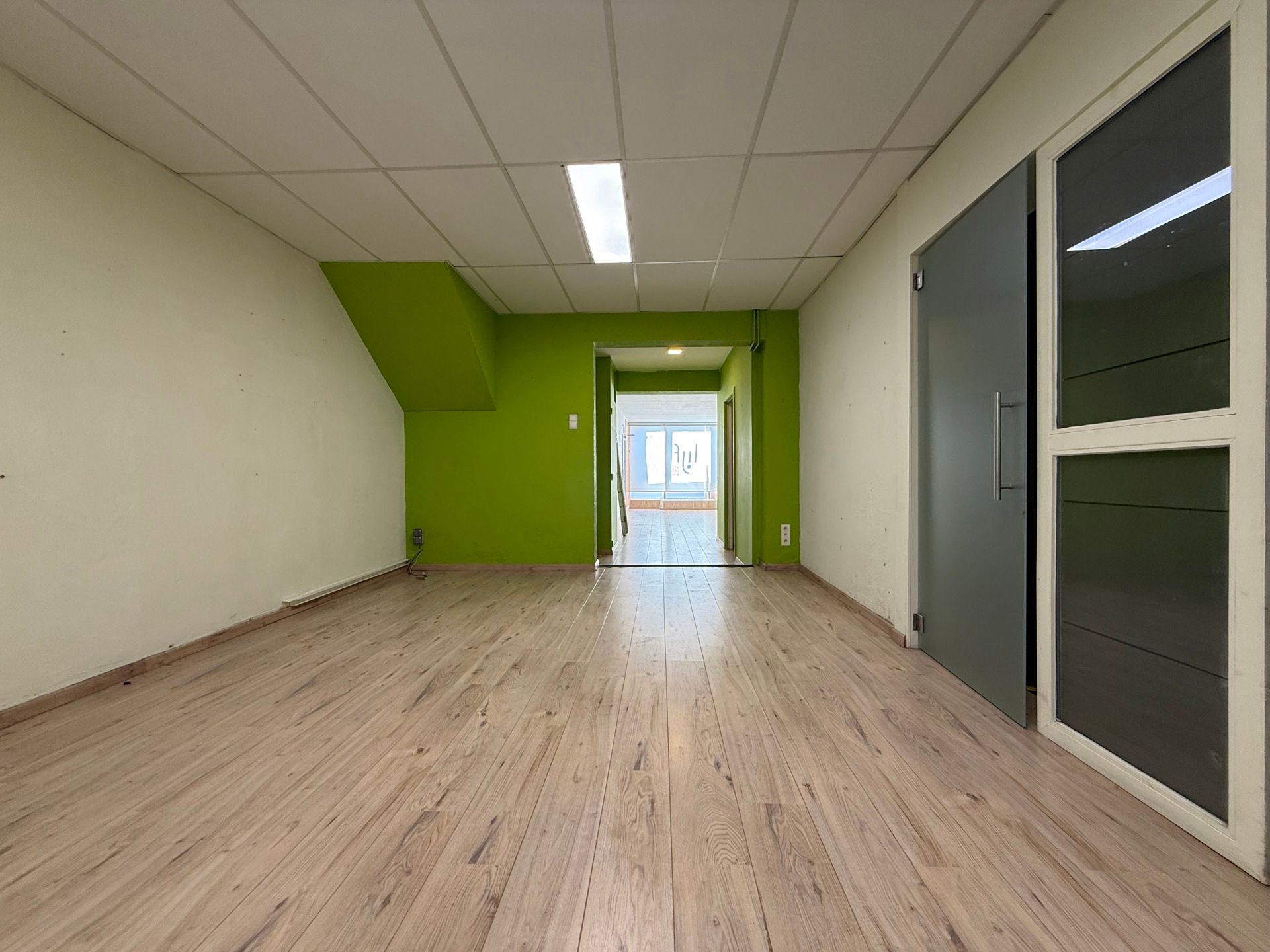 Te renoveren handelspand + appartement + loods foto 4
