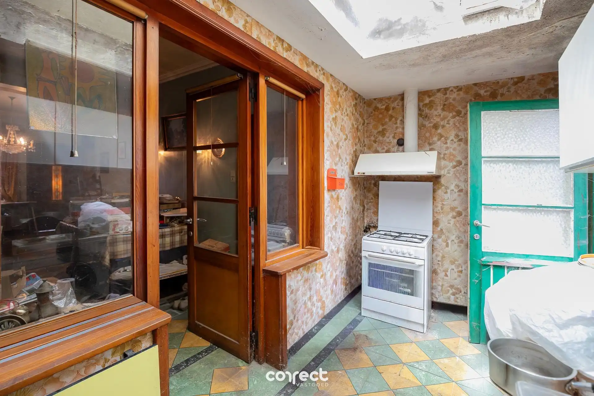 Totaal te renoveren rijwoning met gezellig tuintje en veel uitbreidingsmogelijkheden. foto 4