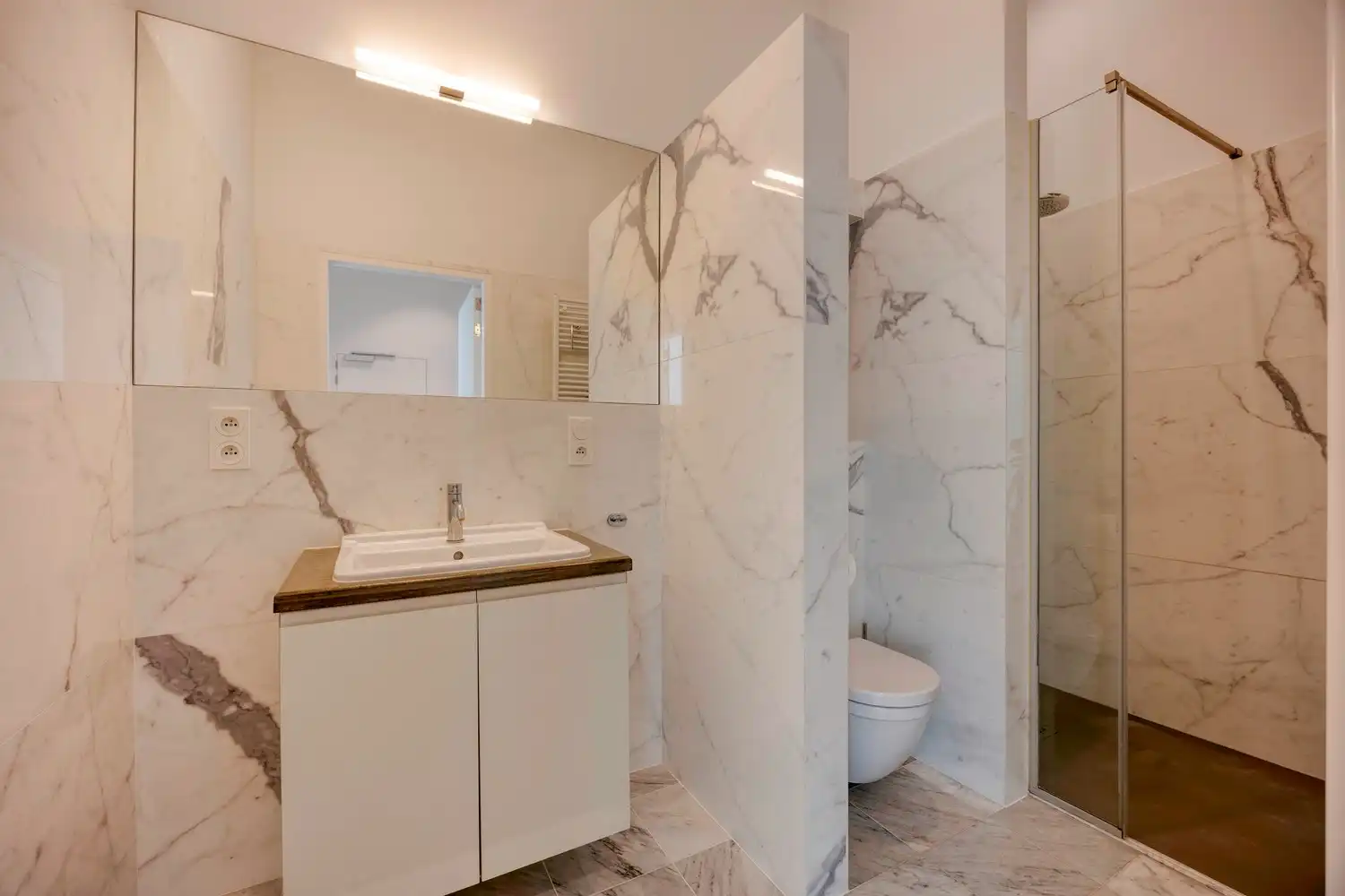 Exceptioneel en luxueus gerenoveerd 19e eeuws appartement midden in de binnenstad. foto 21
