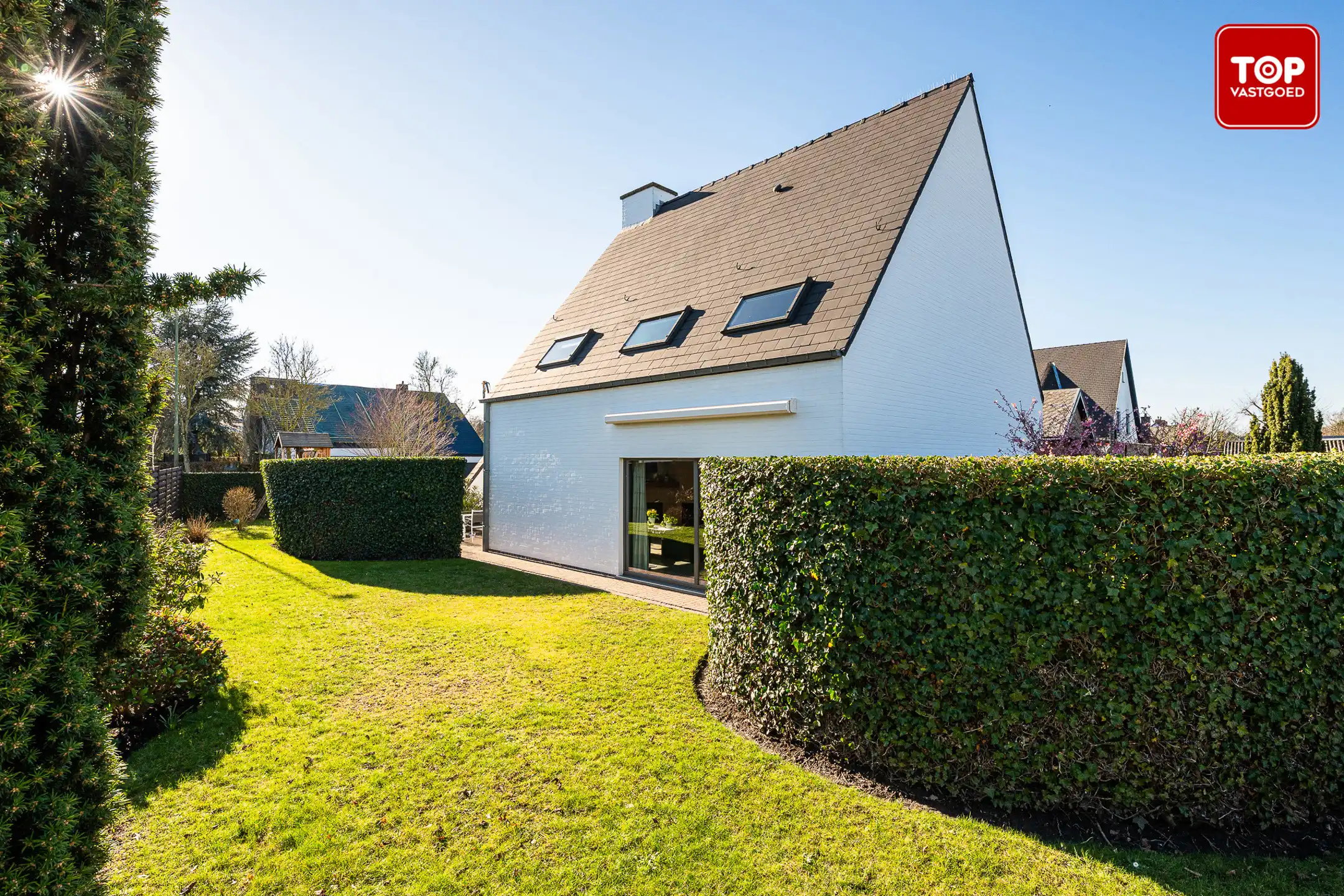 Ruime villa met 4 slaapkamers, dubbele garage en zonnige tuin rondom foto 26