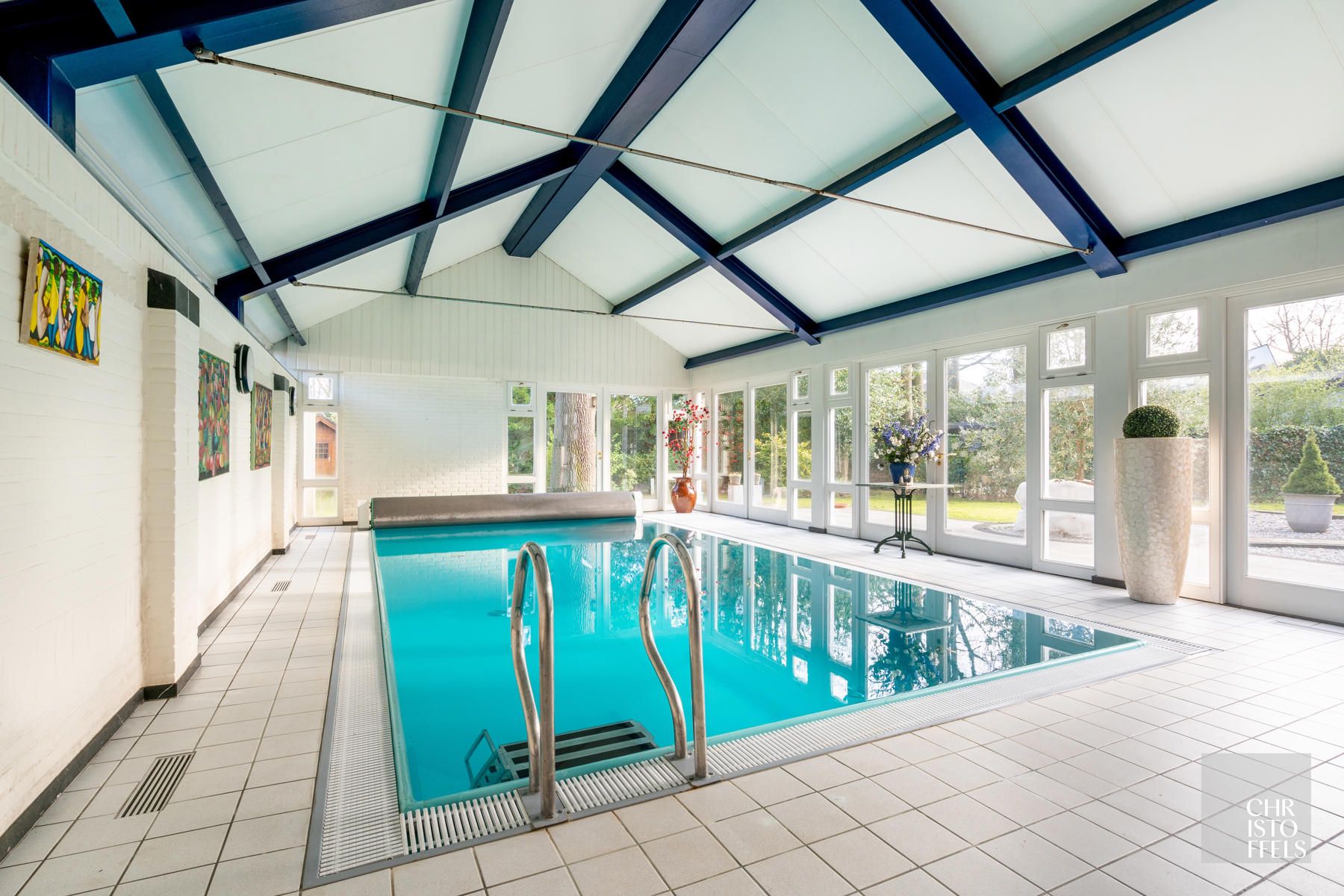 Villa met binnenzwembad gelegen in een geliefde villawijk op een perceel van 1.827m² foto 7